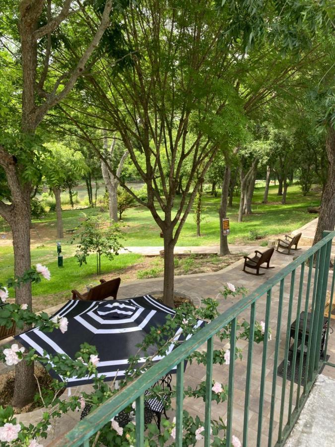 Horseshoe Riverside Lodge Каньон-Лейк Экстерьер фото